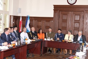 w sali przy stołach siedzą uczestnicy pożegnania, przedstawiciele samorządu lokalnego, służb mundurowych, przedsiębiorcy, policjanci. Na wprost siedzi insp. Andrzej Parniewicz obok niego Starosta Mrągowski