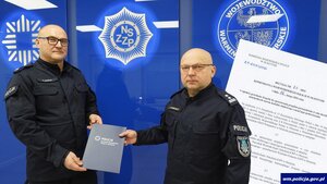 na sali z lewej strony stoi pełniący obowiązki Komendanta Wojewódzkiego Policji w Olsztynie mł.insp. Paweł Krauz, z prawej strony stoi mł.insp. Sławomir Koniuszy Przewodniczący NSZZ Policjiantów