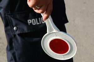 policjant trzymający w ręku policyjny lizak