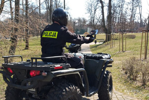 policjant na quadzie