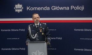 Komendant Główny Policji stojący przy mównicy