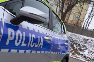 bok radiowozu z napisem policja