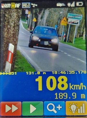 zdjęcie z miernika prędkości z pojazdem volkswagen. Poniżej wyświetlana jest prędkość pojazdu 108 km/h