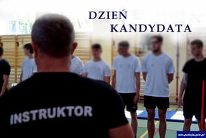 osoby stojące ubrane na sportowo a przed nimi stoi mężczyzna, który na z tyłu na koszulce napis instruktor