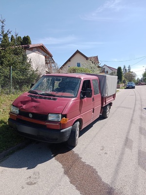 stojący na poboczu bus z rozbitą przednią szybą