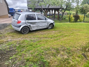 srebrny pojazd hyundai z rozbitym bokiem od strony pasażera