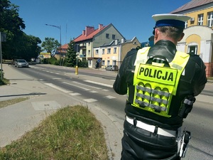 Policjant mierzący prędkość