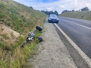 na drodze stoi nieoznakowany radiowóz, natomiast w rowie leży motocykl