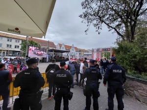 policjanci na rozpoczęciu rajdu