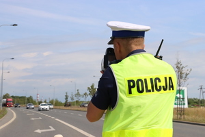 policjant ruchu drogowego z laserowym miernikiem prędkości