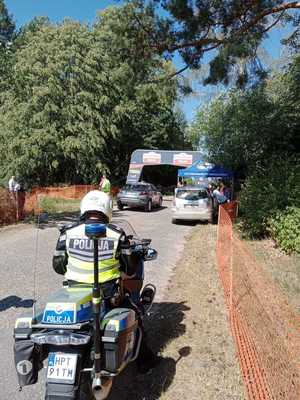 policjant na motocyklu a w tle rajdówka