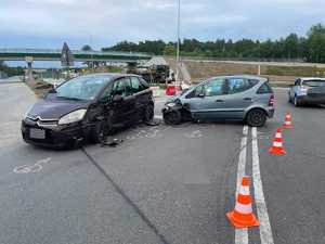 dwa pojazdy osobowe rozbite stojące na drodze