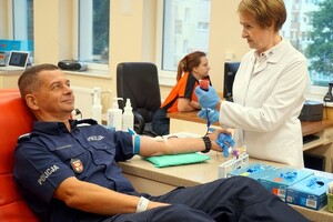 policjant oddaje krew