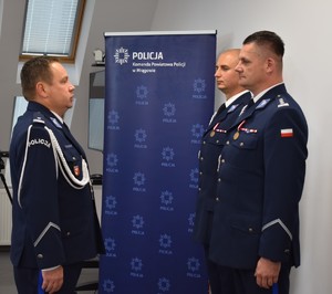 stojący na sali odpraw policjanci