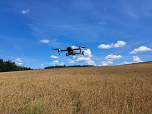 dron na tle pola i nieba