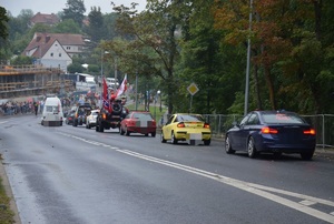 nieoznakowany radiowóz zabezpiecza przejazd pojazdów