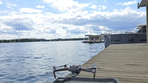 dron na pomoście przy jeziorze