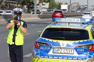 policjant ruchu drogowego z laserowym miernikiem prędkości