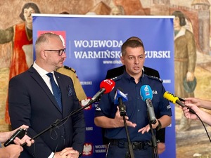 Komendant Wojewódzki Policji w Olsztynie przemawiający przy mikrofonie a obok niego wojewoda warmińsko- mazurski