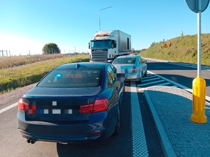 nieoznakowany radiowóz a przed nim pojazd osobowy