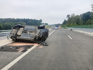 rozbity na drodze samochód