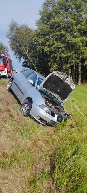 stojący w rowie przy drodze pojazd seat z rozbitym przodem