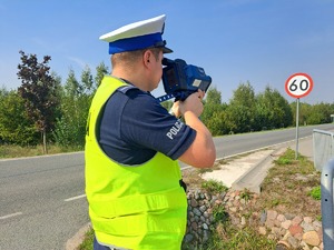 policjant ruchu drogowego z laserowym miernikiem prędkości