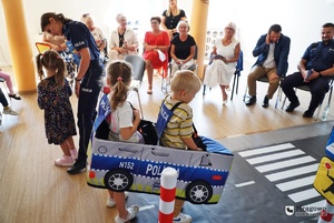 dzieci ćwiczą zasady ruchu drogowego za pomocą zestawu autochodzik