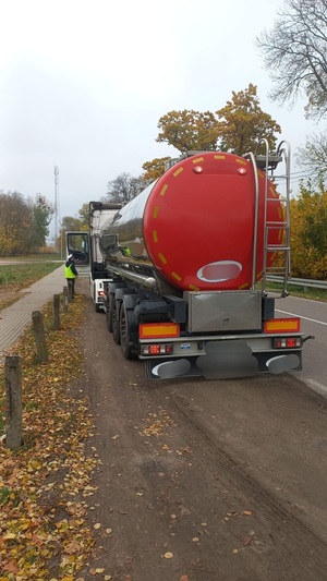 policjant stojący przy ciężarówce4