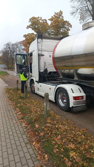 policjant ruchu drogowego stojący przy ciężarówce