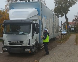 policjant stojący przy ciężarówce