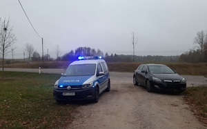 na bocznej drodze z lewej strony stoi radiowóz z prawej pojazd osobowy