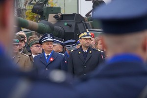 Komendant Wojewódzki Policji w Olsztynie stoi wśród innych gości ze służb mundurowych