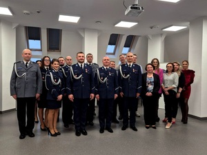 zdjęcie grupowe osób biorących udział w uroczystości