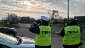 policjanci obserwują pojazdy ciężarowe