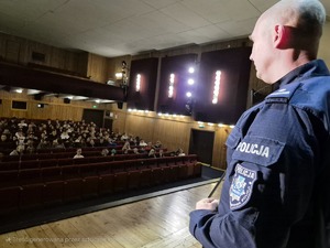 przemawiający komendant stojący na scenie