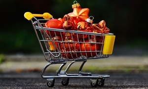 koszyk zakupowy wypełniony bombkami