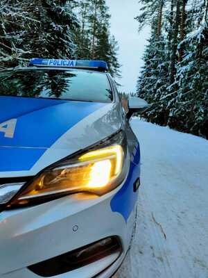 radiowóz na zaśnieżonej drodze