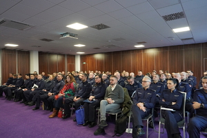 policjanci siedzący na sali