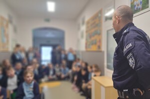 stojący policjant wśród dzieci