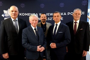obecny Komendant Wojewódzki Policji w Olsztynie insp. Mirosław Elszkowski w towarzystwie byłych komendantów wojewódzkich