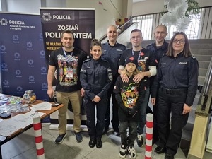 osoby wraz z policjantami stojący na grupowym zdjęciu