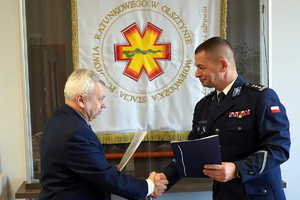 Komendant ściska dłoń mężczyzny