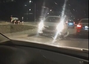 samochód jadący na rondzie "pod prąd"