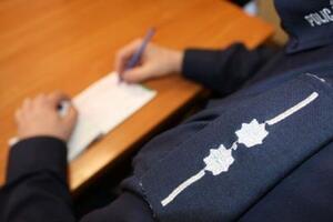 policjant wypisujący mandat