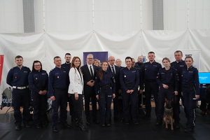 zdjęcie grupowe policjantów i osób cywilnych