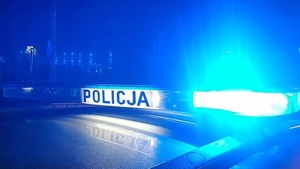 światła błyskowe na dachu radiowozu