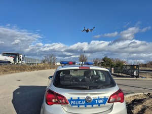 radiowóz a nad nim lecący dron