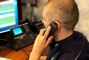 policjant na stanowisku dowodzenia rozmawiający przez telefon