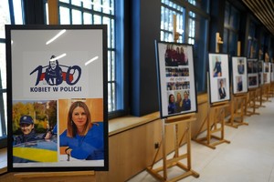 wystawa ze zdjęciami kobiet policjantek i pracowników cywilnych
